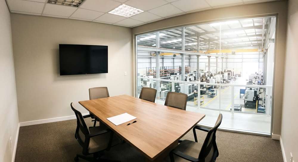 Sala de reunião com vista para o parque de máquinas